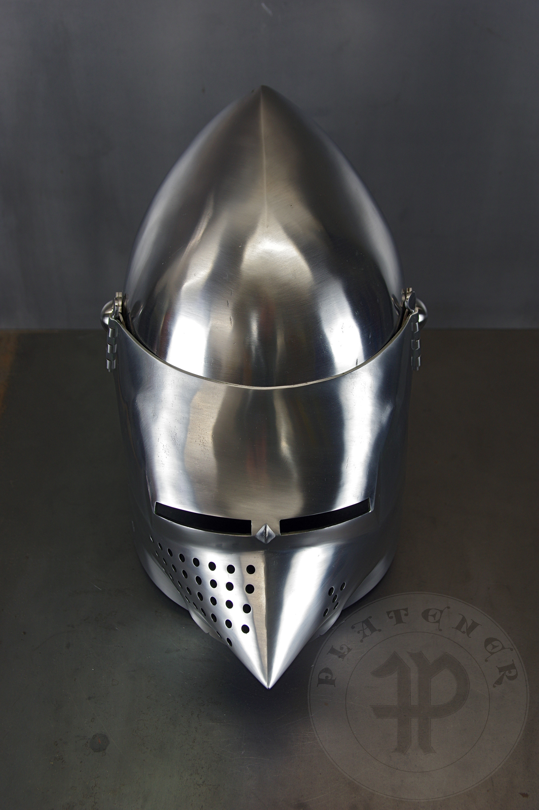 Helmet inspired by the Lyle bascinet from Royal Armouries in Leeds, formerly part of Churburg armoury. Material: 2 mm steel with 0,3 % carbon. Heat treatment: hardened and tempered up to 34 HRC. Weight 4,220 kg / Przybica starszego typu tzw. psi pysk wzorowana na oryginale z Royal Armouries w Leeds, poprzednio cz zbrojowni w Churburgu. Materia: stal 2 mm o zawartoci wgla 0,3%. Hartowany i odpuszczany do 34 HRC. Waga 4,220 kg.